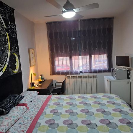 Habitaciones Individuales Wifi Tv Microondas Cerca Del Aeropuerto Madrid Habitacion Grande Wc Privado O Habitacion Pequena Wc Compartido Muy Tranquilas Bien Comunicadas Tren Metro Bus Facil Aparcamiento San Sebastián de los Reyes Dış mekan fotoğraf