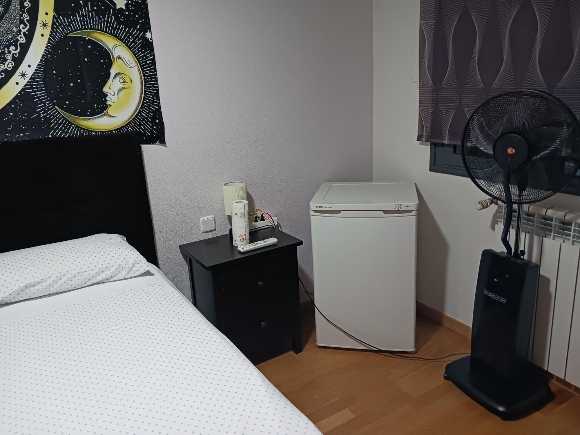 Habitaciones Individuales Wifi Tv Microondas Cerca Del Aeropuerto Madrid Habitacion Grande Wc Privado O Habitacion Pequena Wc Compartido Muy Tranquilas Bien Comunicadas Tren Metro Bus Facil Aparcamiento San Sebastián de los Reyes Dış mekan fotoğraf