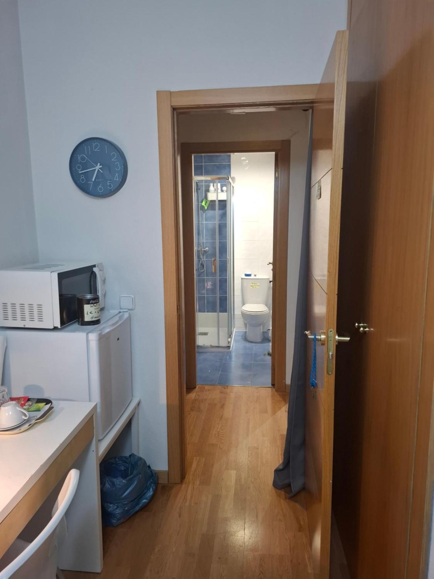 Habitaciones Individuales Wifi Tv Microondas Cerca Del Aeropuerto Madrid Habitacion Grande Wc Privado O Habitacion Pequena Wc Compartido Muy Tranquilas Bien Comunicadas Tren Metro Bus Facil Aparcamiento San Sebastián de los Reyes Dış mekan fotoğraf