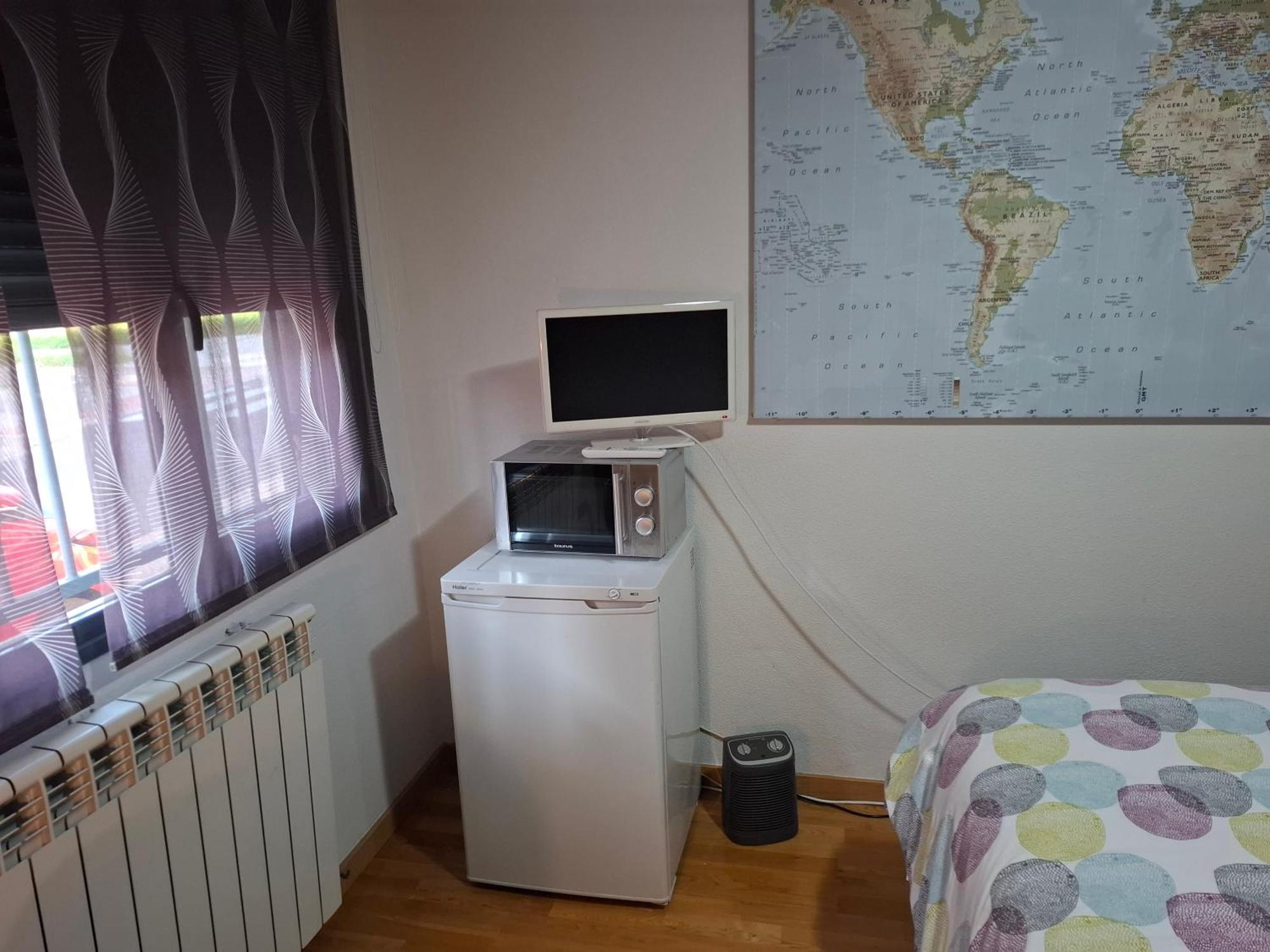 Habitaciones Individuales Wifi Tv Microondas Cerca Del Aeropuerto Madrid Habitacion Grande Wc Privado O Habitacion Pequena Wc Compartido Muy Tranquilas Bien Comunicadas Tren Metro Bus Facil Aparcamiento San Sebastián de los Reyes Dış mekan fotoğraf